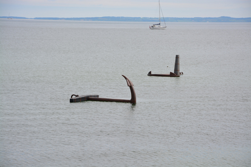(Three floating Anchors)
4 x 3 x 2,8 m, Styrofoam, metal, line-x protection, paint and anchors
Made for the Sculptures by the Sea 2015