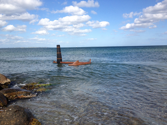 (Three floating Anchors)
4 x 3 x 2,8 m, Styrofoam, metal, line-x protection, paint and anchors
Made for the Sculptures by the Sea 2015