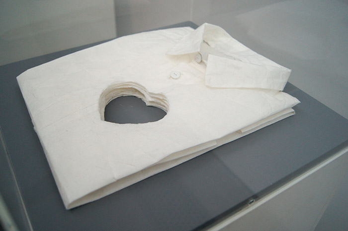 Shirt made from 34gsm Zairei Japanese paper, white paper buttons, white thread and glue.
22 x 33 x 2 cm
