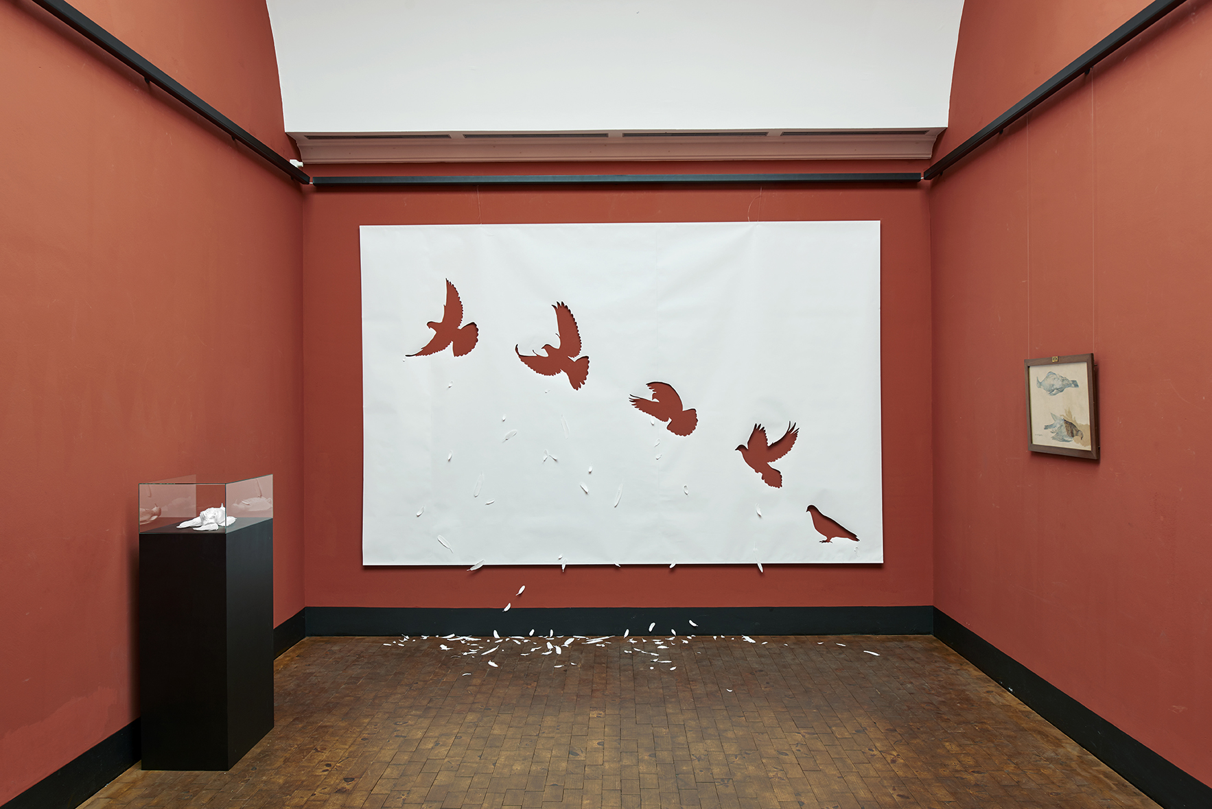 Installation, 385 x 258 x 75 cm
120 g syrefrit papir og lim + glasmontre
Photo: Kirstine Mengel