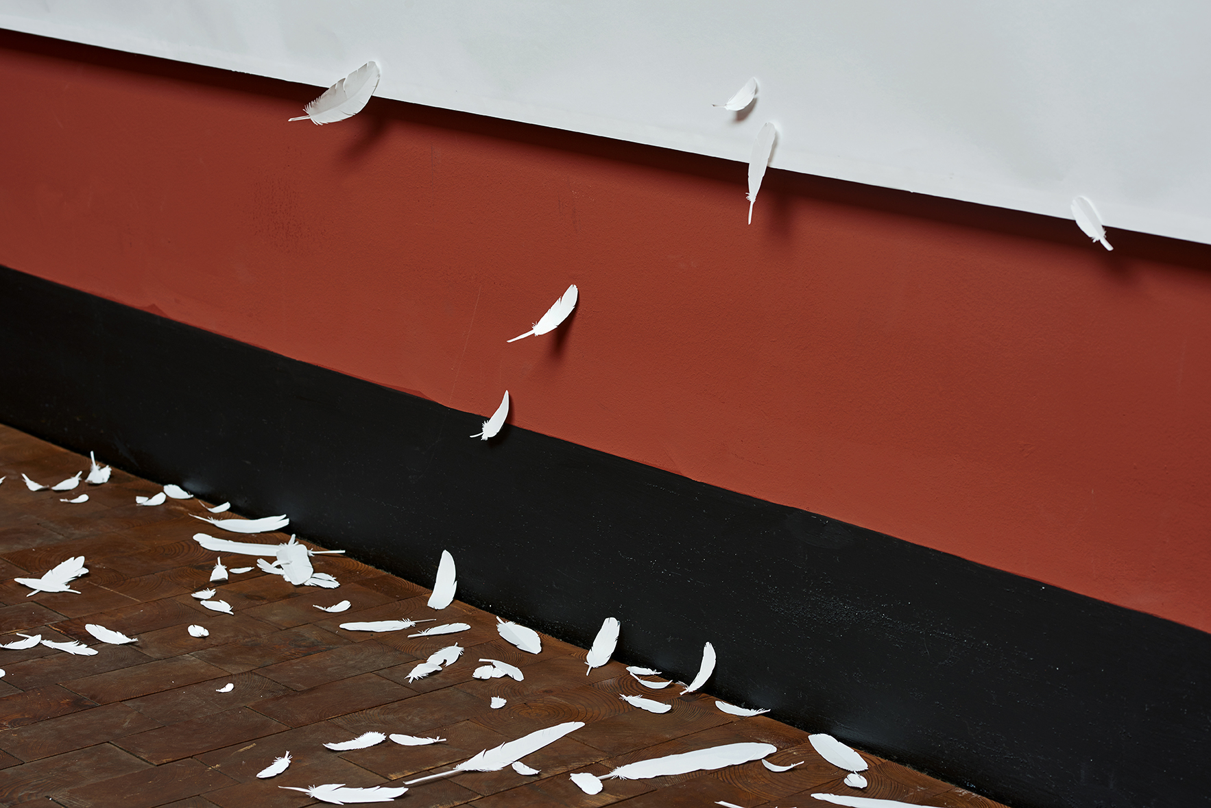 Installation, 385 x 258 x 75 cm
120 g syrefrit papir og lim + glasmontre
Photo: Kirstine Mengel
