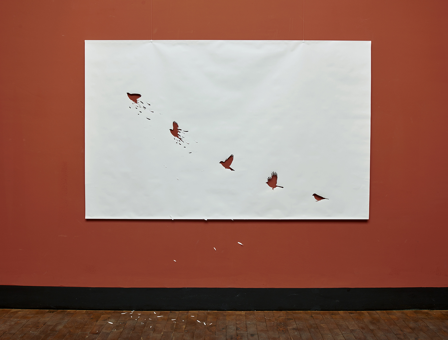 Installation, 250 x 150 x 45 cm
120 g syrefrit papir og lim + glasmontre
Photo: Kirstine Mengel