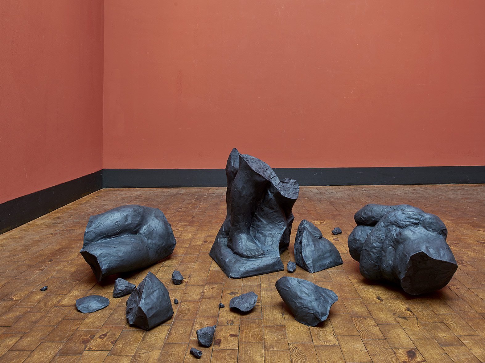Installation, 200 x 200 x 55 cm,
100 g sorte papirark og lim
