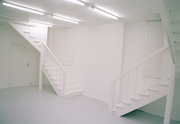 120 gsm and 160 gsm thick acid-free paper and glue. 2,8 x  2,3 x  2,7 m </br>
Paper installation (mirrored staircase constructed of paper) at Gallery Koch und Kesslau, Berlin