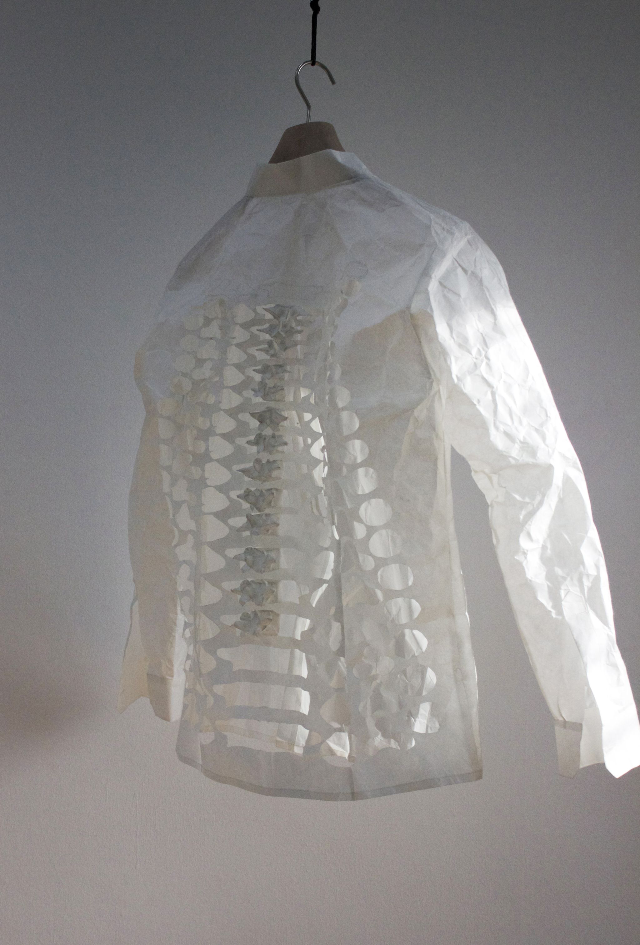 Shirt made from 34g zairei Japanese paper
70x36x70cm