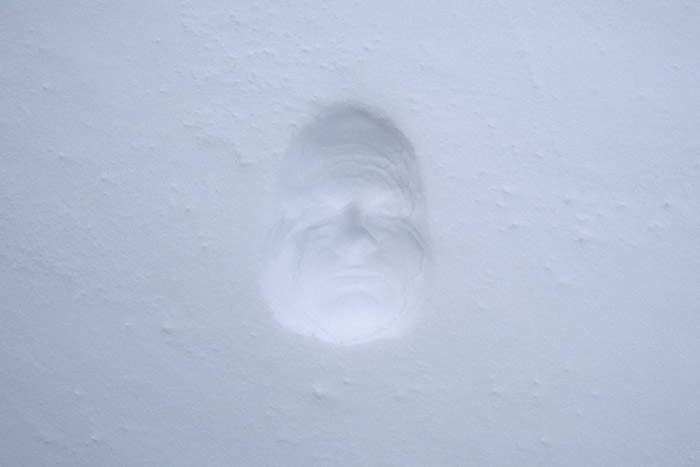 Light jet photo prints on PVC, 50 x 70 cm & 70 x 100 cm. </br>
Imprint of face in snow. </br>